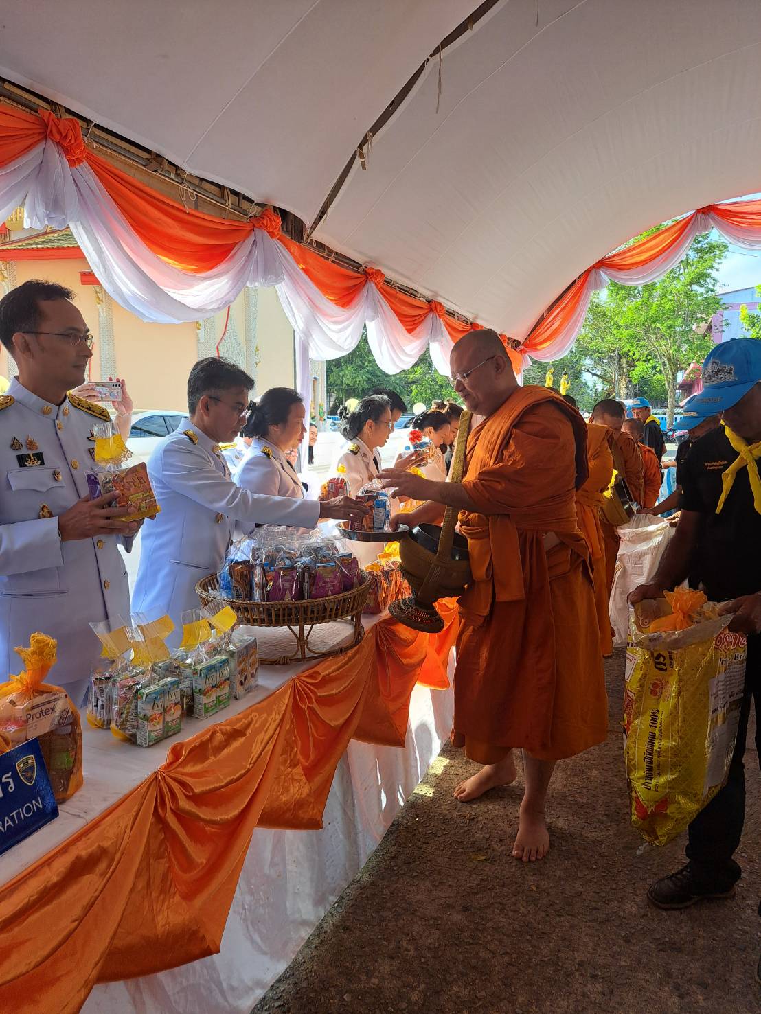 title - วันพฤหัสบดีที่ 8 มกราคม พ.ศ. 2569 นายนิกร ไพริน ปฏิรูปที่ดินจังหวัดชุมพร พร้อมด้วย เจ้าหน้าที่ สำนักงานการปฏิรูปที่ดินจังหวัดชุมพร (ส.ป.ก.ชุมพร) ร่วมกิจกรรมทำบุญตักบาตรถวายพระราชกุศล และพิธีถวายพระพรชัยมงคลเนื่องในโอกาสวันคล้ายวันประสูติสมเด็จพระเจ้าลูกเธอ เจ้าฟ้าสิริวัณณวรี นารีรัตนราชกัญญ